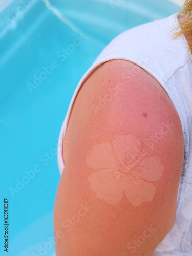 Modèle de sun tattoo de fleur d'ibiscus sur l'épaule