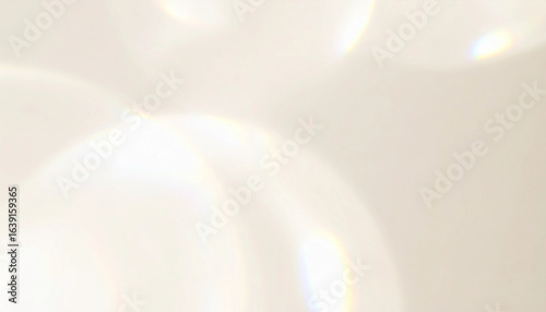 柔らかな光の抽象背景 　穏やかな日差しとレンズフレアのアート表現　ホワイトトーン　デザイン背景