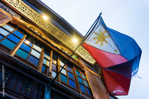 Lumang Gapanの歴史的建造物とフィリピン国旗