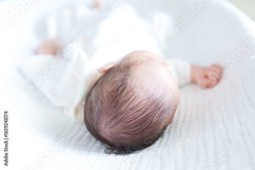 赤ちゃん　頭　新生児　ニューボーンフォト