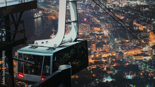 夜のケーブルカーと函館の夜景