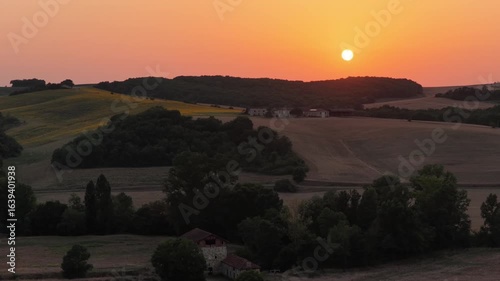 Coucher de soleil et campagne latéral