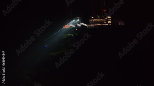 Wallpaper Mural 夜の山から降りてくるケーブルかー Torontodigital.ca