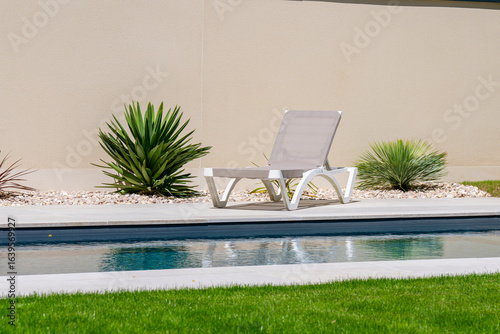 Fotografie Piscine moderne haut de gamme avec rideau immergé et membrane gris anthracite de