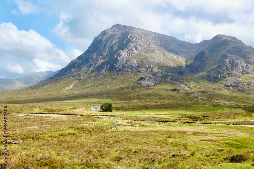 Obraz premium Lagangarbh Hut, the white cottage, situated beneath Buachaille Etive Mor mountain, Glencoe, West Highlands, Scotland, UK