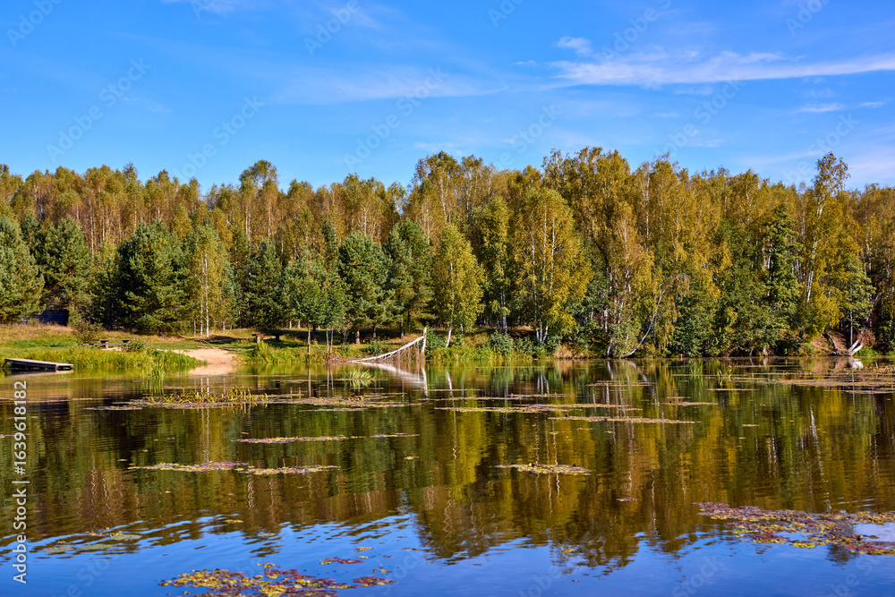 Obraz premium Tranquil River Reflections of Autumn Trees