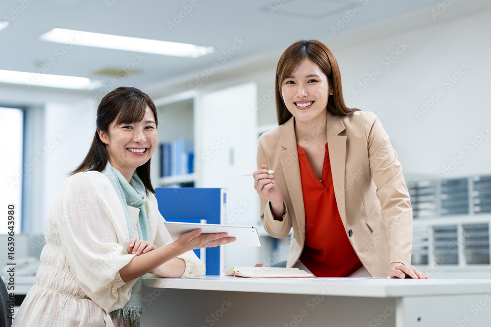 Obraz premium オフィスで働くビジネスウーマン