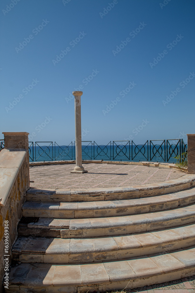 Fototapeta premium Costa de Villaricos (Almería) con su antigua fundición, el pueblo y el antiguo cuartel