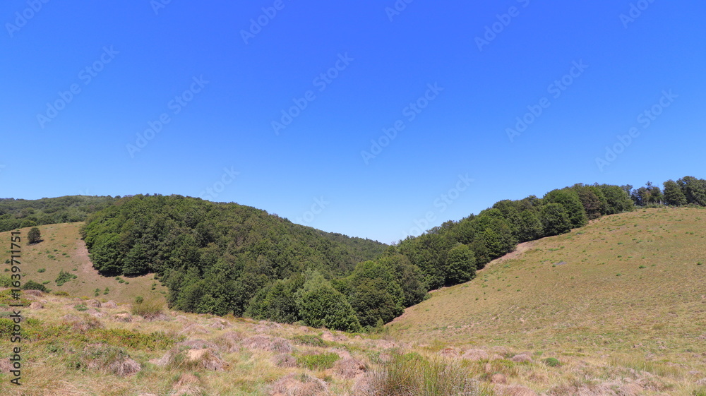 Naklejka premium mountain landscape with blue sky and clouds