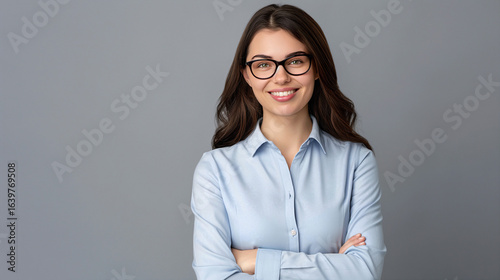 Portrait sourire jeune femme avec lunette bras croisés