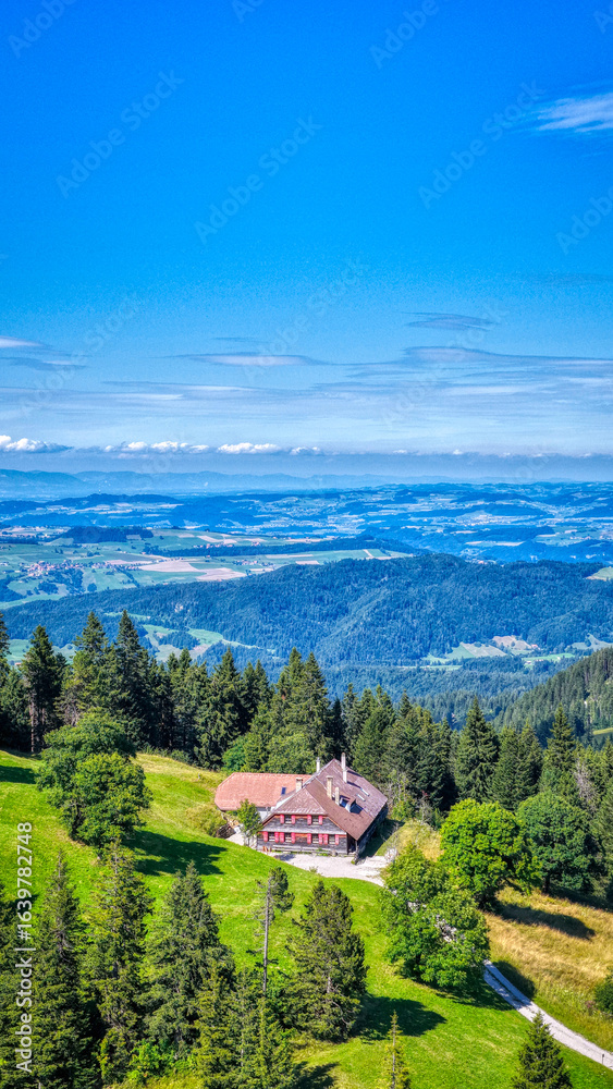 Obraz premium Blick ins Gantrischgebiet, Gurnigel, Kanton Bern, Schweiz, Luftaufnahme, August 2025