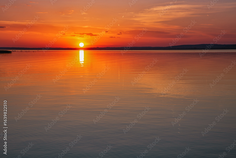Obraz premium Spectacular sunset over lake Balaton with golden reflections, Hungary.