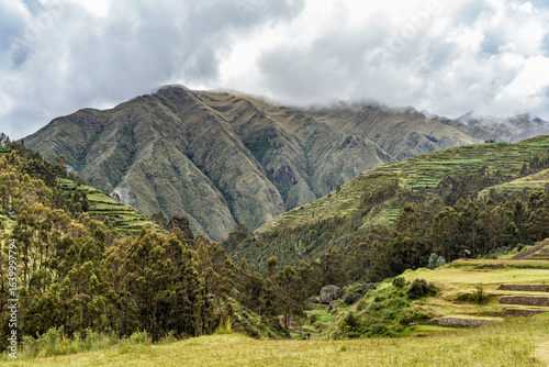 Foto Scenic landscape with lush green terraces and misty Andean mountains at the Arch
