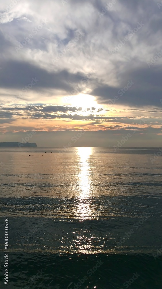 Obraz premium Calm sunset over water