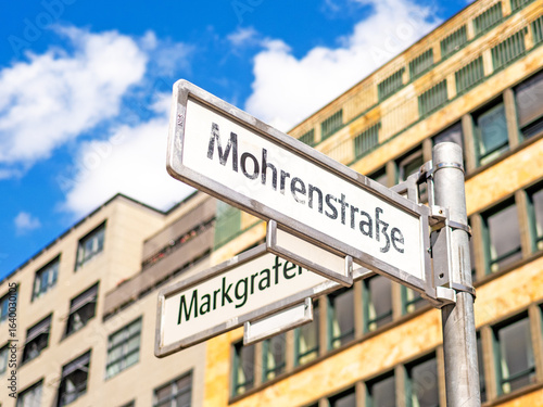 Straßenschild Mohrenstraße in Berlin-Mitte, Nahaufnahme. Historischer Straßenname, aktuell im Zentrum von Debatten um Umbenennung.