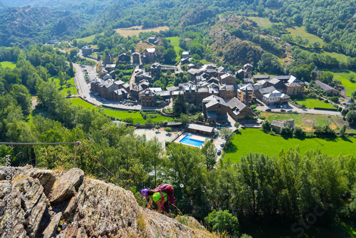 Vía ferrata en los Pirineos del Pallars durante el verano
