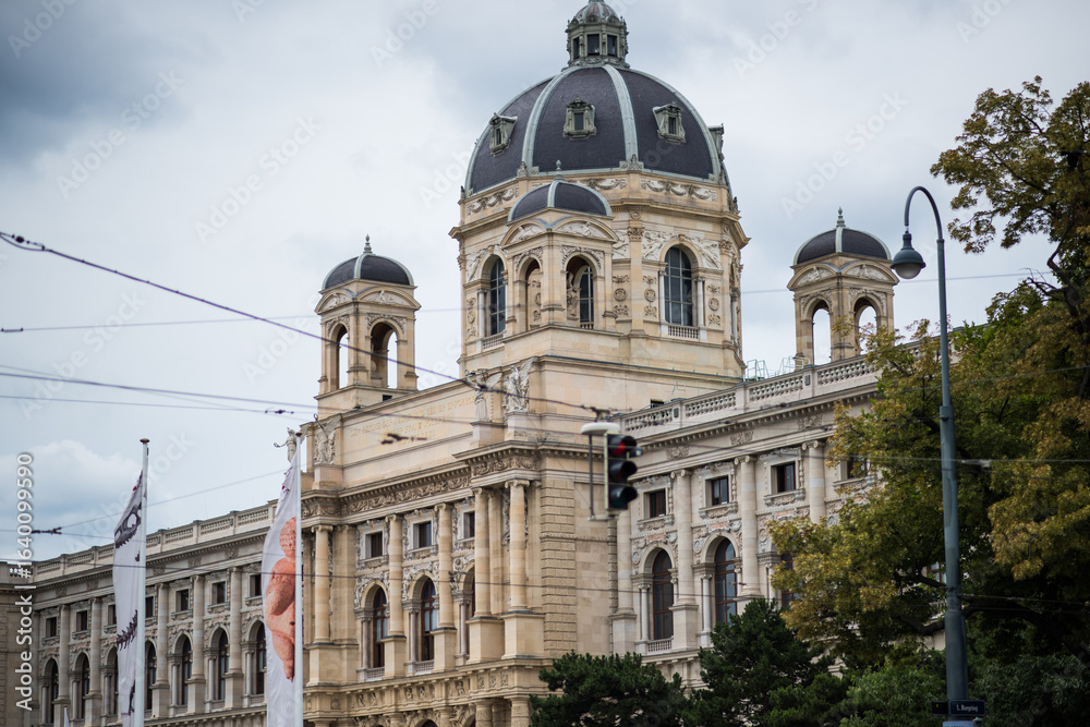 Naklejka premium The grand, symmetrical facade of the Natural History Museum (Naturhistorisches Museum) in Vienna. The building is a prime example of Neo-Renaissance architecture