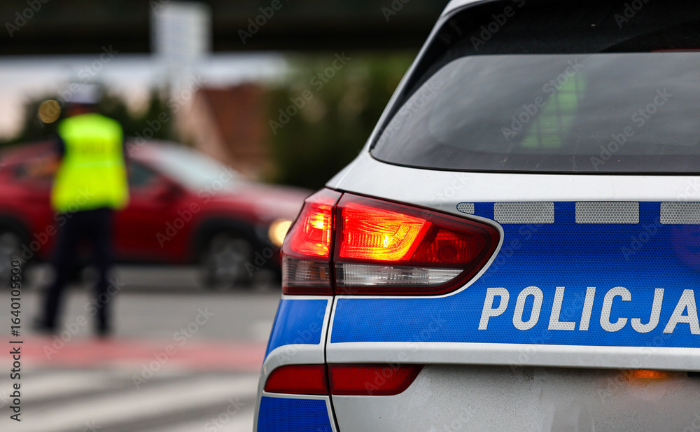 Fototapeta premium Policja polska alarmowo wieczorem na ulicy.