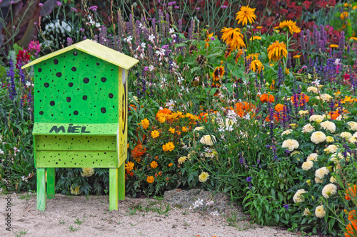 Buntes Blumenbeet mit Bienenstock, Bretagne