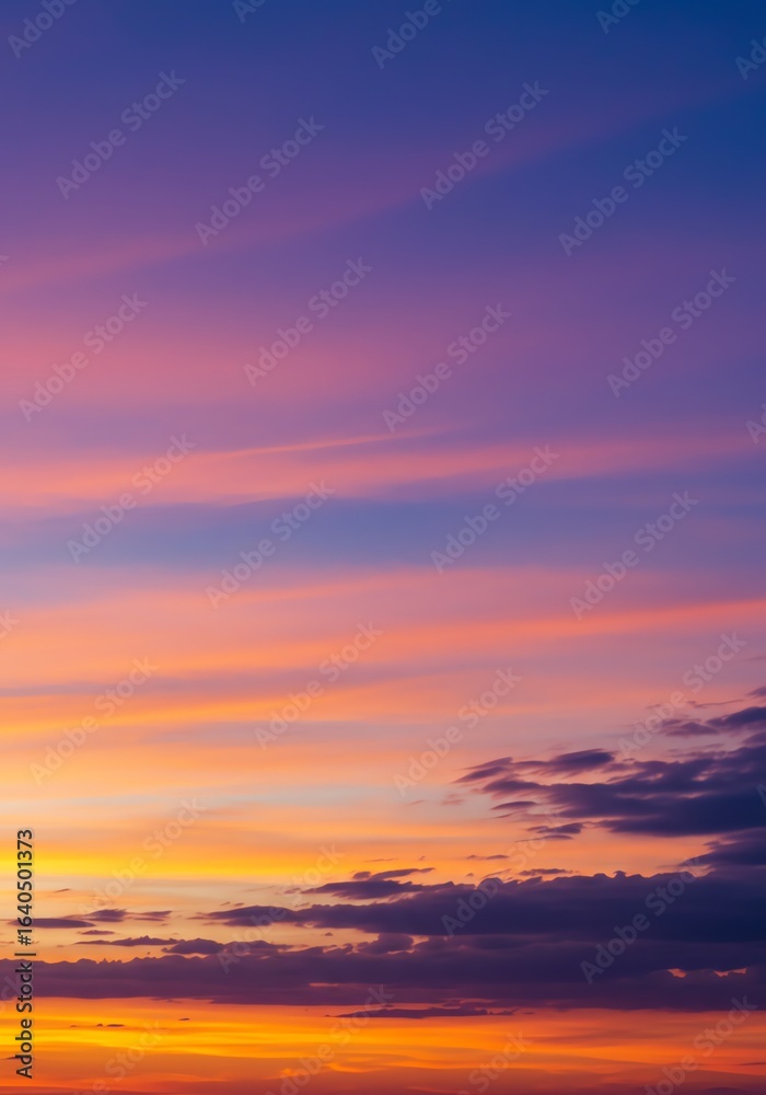 Naklejka premium Colorful Sunset Sky with Pink Orange and Purple Clouds Over Horizon