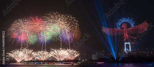 夜空を彩る花火とドローンショーの光演出