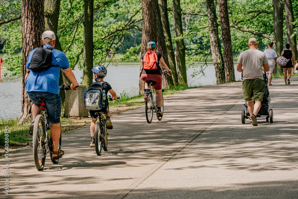 Fototapeta premium Wycieczka rowerowa w parku