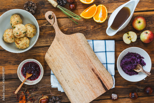 Zutaten für einen Gänsebraten umrahmt ein leeres Holz Schneidebrett. Herbst, Thanksgiving, Draufsicht.