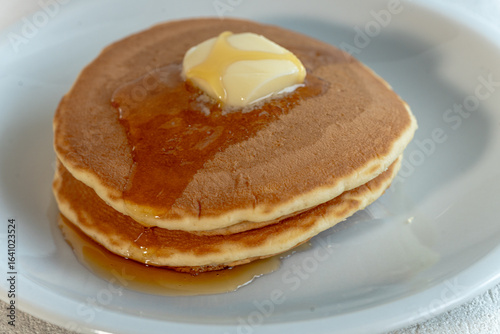 白い食器に乗ったホットケーキ
