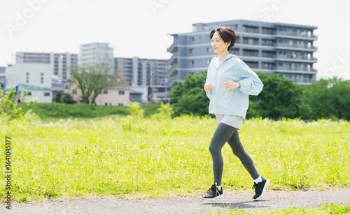 ランニングをする若い女性　スポーツイメージ