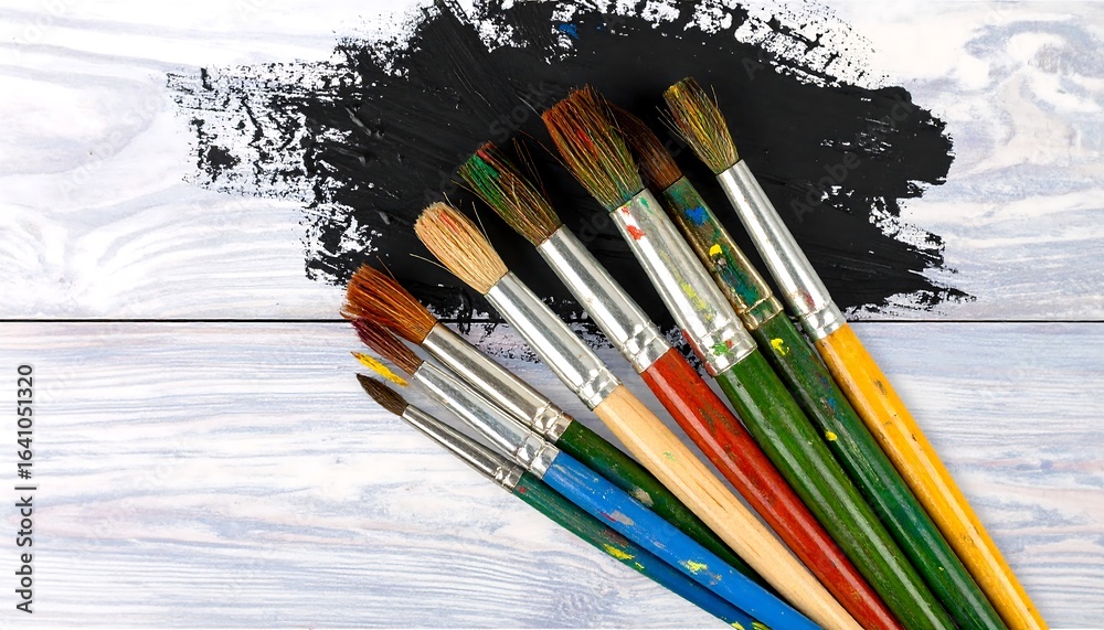 Obraz premium Assorted paintbrushes on a wood surface