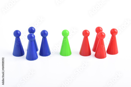 Quadro em tela Green game piece facing two groups of pawns on white background, symbolizing leadership, negotiation, mediation, or decision-making between opposing sides