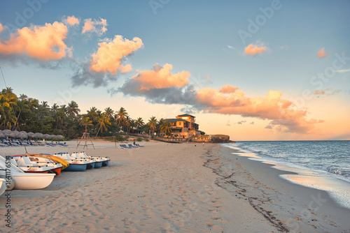 Fototapeta Naklejka Na Ścianę i Meble -  Varadeo, Cuba; 04.07.2023. Beautiful, colourful sunset on the beach in Varadeo, Cuba! Cote d'Azur of the Atlantic Ocean, next to the Caribbean Sea