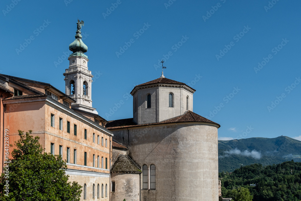 Fototapeta premium Glockenturm und Rundbau der Kirche in Belluno