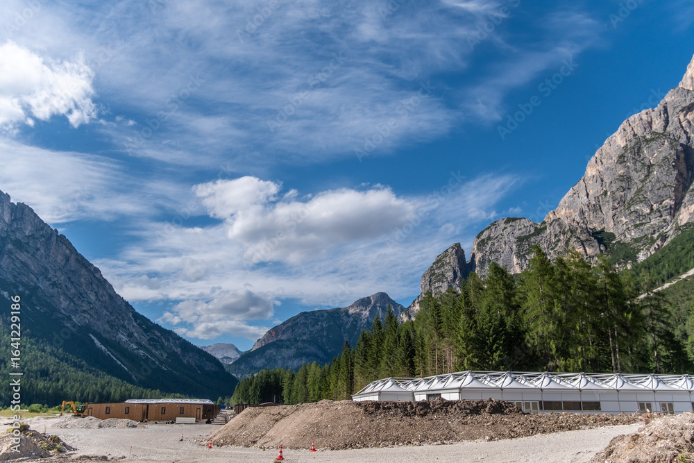 Obraz premium Baustelle mit Holz- und Zeltbauten in den Dolomiten