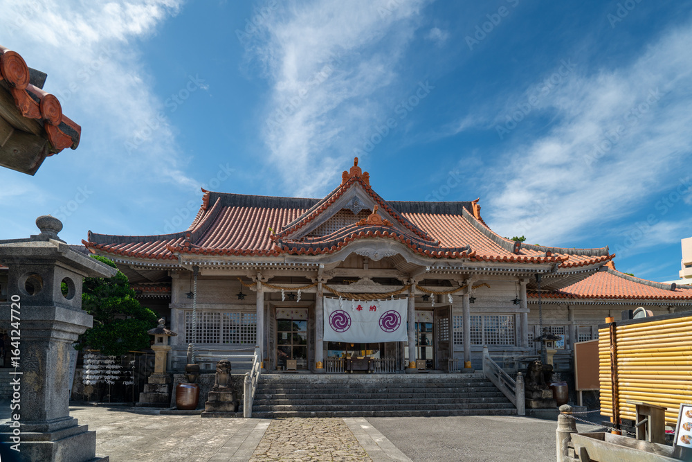 Fototapeta premium Temple Futenma-Gu, Futenma Shrine, sanctuaire shinto situé à Ginowan, sur l’île d’Okinawa, au Japon