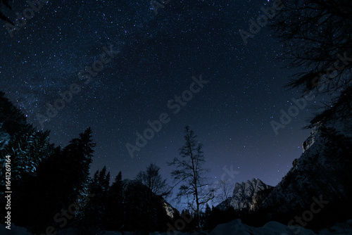Tableau sur toile panoramica del cielo notturno, sereno e stellato e di colore blu, visto da un am