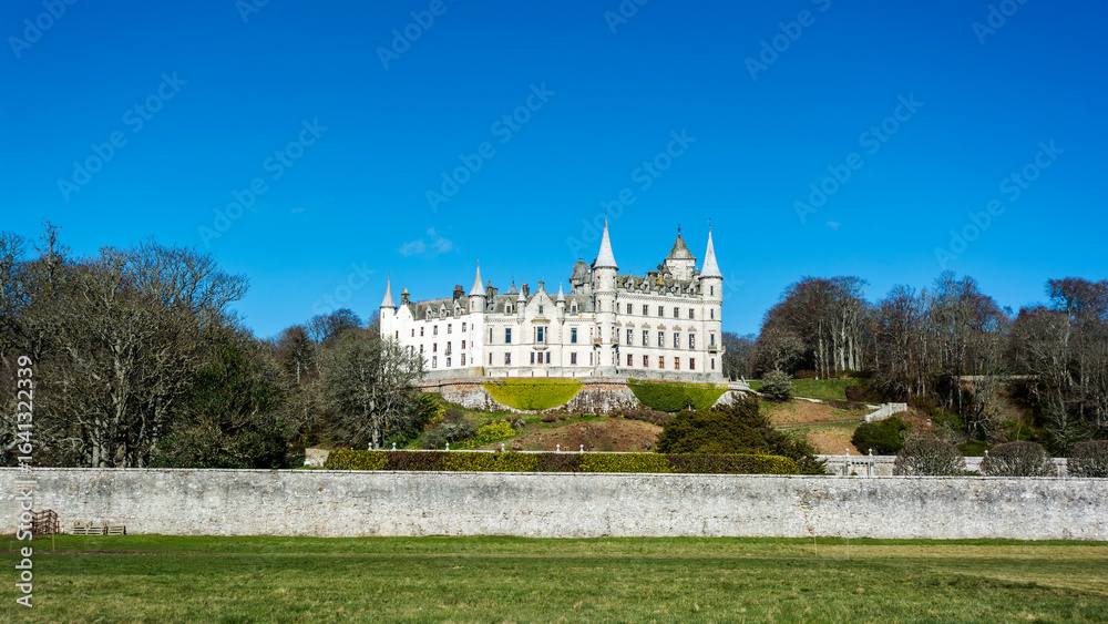Obraz premium Dunrobin Castle sitting on the hill