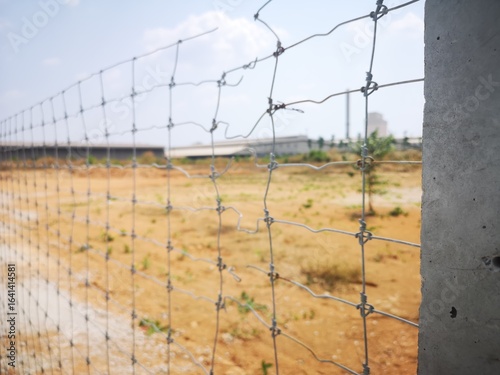 Mesh fence, spring fence, open fence, popularly used to surround gardens or land to show boundaries, used together with cement posts.