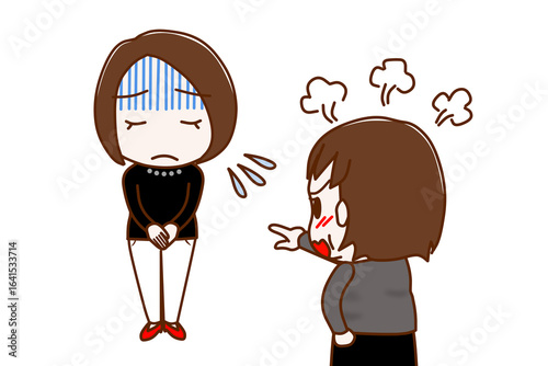 （複数）真っ青になって謝罪する女性とカンカンに怒りながら怒鳴り責める太った女性