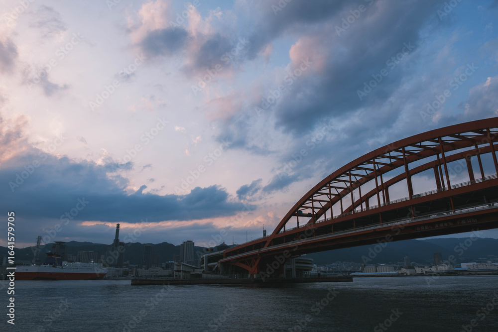 Fototapeta premium ポートアイランド、美しい夕日の光が港全体を優しく包み込む風景、神戸、日本
