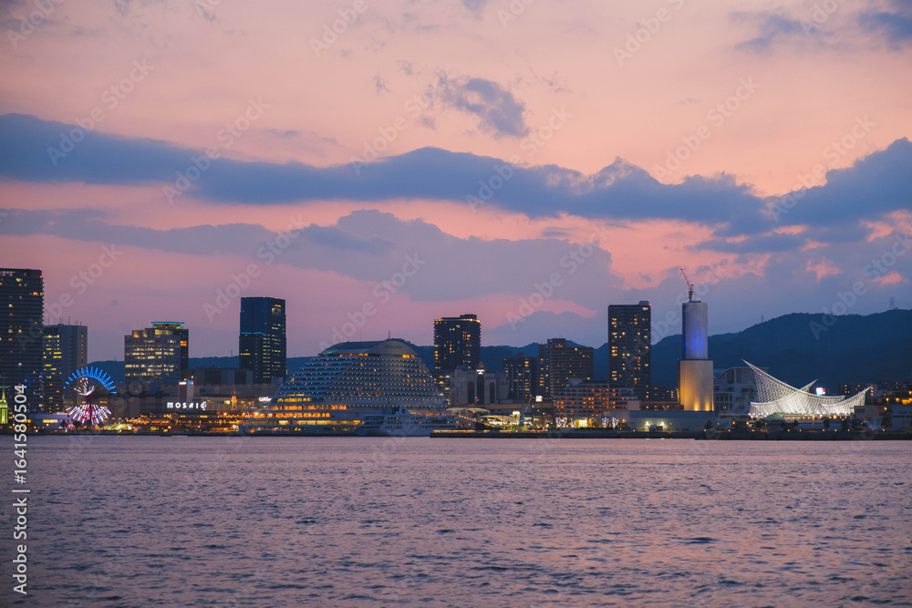 Obraz premium ポートアイランド、美しい夕日の光が港全体を優しく包み込む風景、神戸、日本