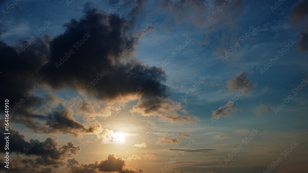 Naklejka premium Dramatic Sunset Sky with Clouds