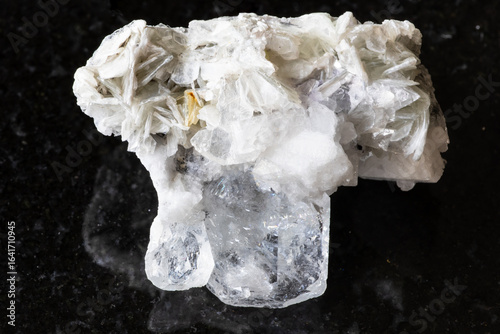 Foto Goshenite with mica and feldspar mineral on black