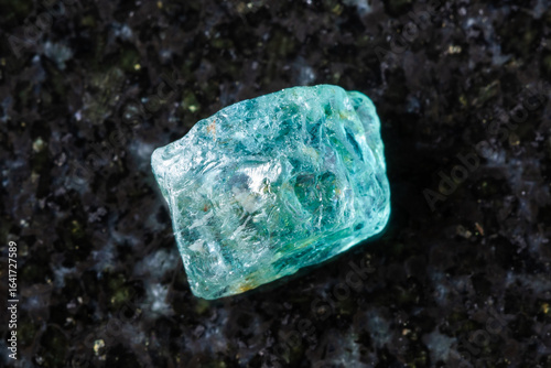 Tableau sur toile raw starlite blue zircon mineral on black granite