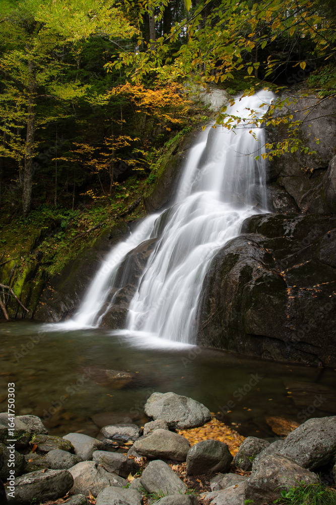 Naklejka premium Autumn at Moss Green falls in Granville, Vermont 