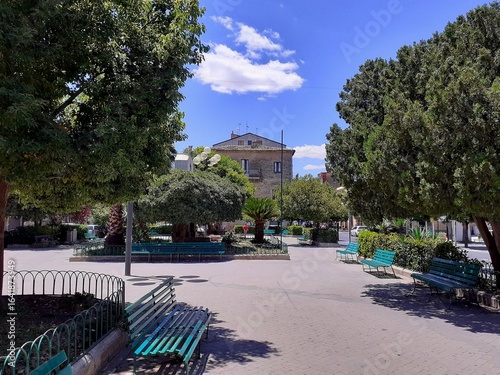 Foto Una piazza alberata, cielo azzurro, nel borgo di Leonforte (EN).