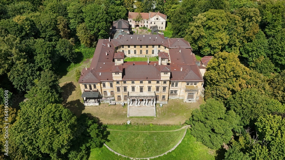 Fototapeta premium Pałac Potockich w Krzeszowicach – Neorenesansowa XIX-wieczna rezydencja herbu Pilawa, Małopolska, Polska, Europa, 
