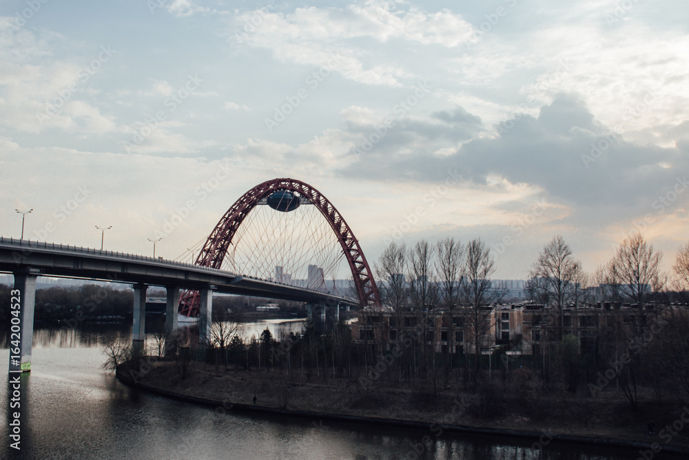 Obraz premium Red bridge over the river. Zhivopisny Bridge, Moscow, Russia.