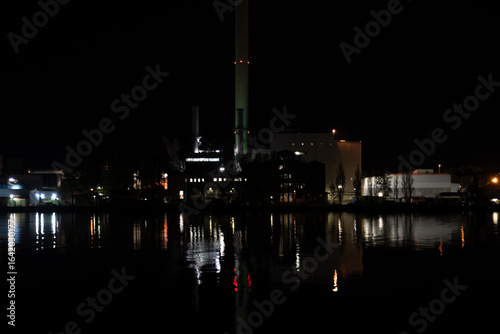 Flensburger Kraftwerk bei Nacht an der Förde 9