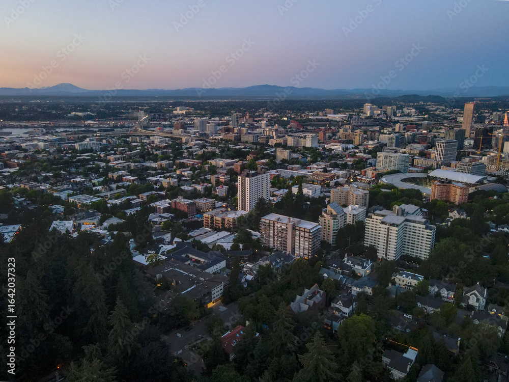 Obraz premium Aerial landscape of Washington Park garden and Portland city scape at summer sunset in Oregon